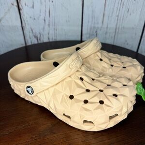 CROCS GEOMETRIC CLOG SHIITAKE nude/flesh color unisex style womenās size 7 NWT